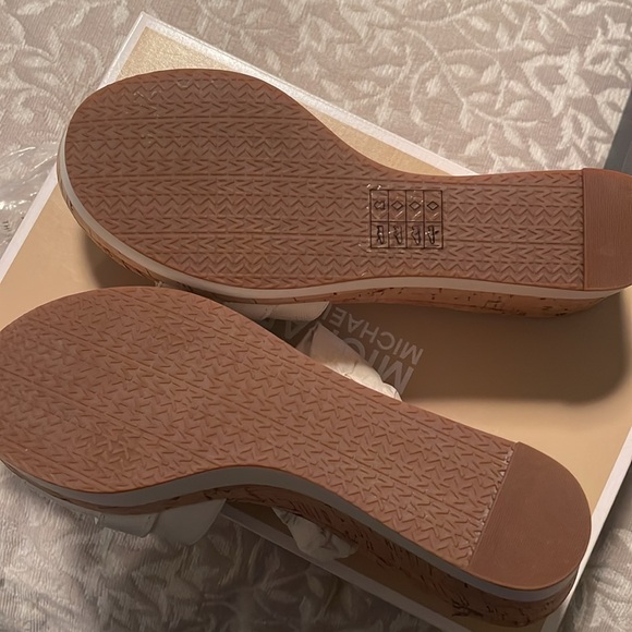 SZ 8 brand new Michael Kors wedges !!! - Picture 4 of 4